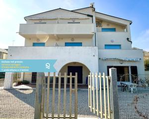 RS317 - Marcelli, bilocale in residence fronte mare