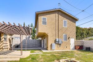 4 Mi to SoFi Stadium Pet-Friendly LA Area Home