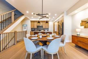 Aurora Lights - Luxe Townhouse Private Hot Tub