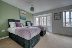 Fantastic CONTRACTOR ACCOMMODATION - 5 Bedrooms and driveway!
