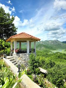 Sunny Side Apartments