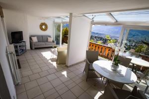 Apartment with Mountain View