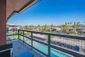 Spacious 1BD - Balcony, Pool, Gym, W-D - Sleeps 4