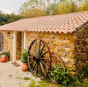 B&B / Chambres d'hotes Authentique bergerie en pierre avec jacuzzi piscine et massages La grange des amoureux : photos des chambres