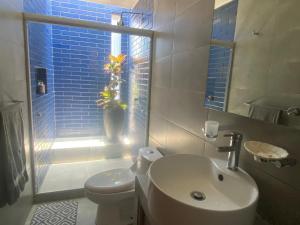 Amplia habitación, baño privado