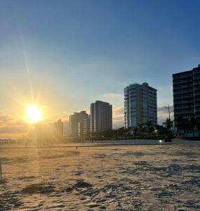 Apartamento pé na areia - Com varanda e área gourmet com vista