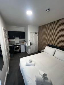 Aaron Wise - 09 Coldstream Studios