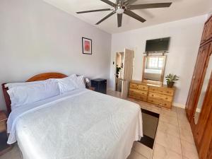 5 Bed Villa Sleeps 14 - Private Pool - Smart TVs