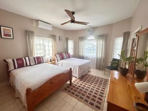 5 Bed Villa Sleeps 14 - Private Pool - Smart TVs