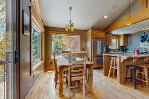 3 Bed 3 Bath Vacation home in Schweitzer Mountain
