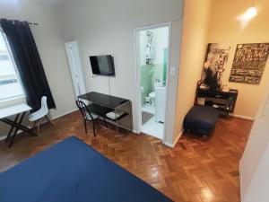 Em frente ao metrô e 300m até a praia de Ipanema