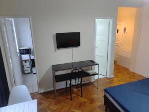 Em frente ao metrô e 300m até a praia de Ipanema