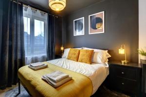 Stylish Apartment in Town Centre with Secure Parking, Self-Check-In, Fast Wifi and Smart TV by Yoko Property