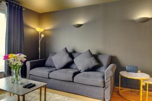 Stylish Apartment in Town Centre with Secure Parking, Self-Check-In, Fast Wifi and Smart TV by Yoko Property