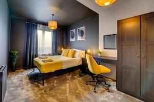 Stylish Apartment in Town Centre with Secure Parking, Self-Check-In, Fast Wifi and Smart TV by Yoko Property