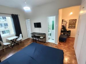 Em frente ao metrô e 300m até a praia de Ipanema