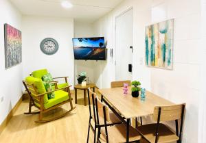 Chic full apt in Heart of City