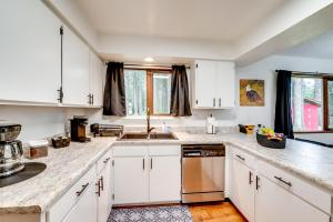 2 Mi to Mendenhall Glacier Forest-View Sanctuary!