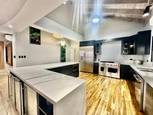 New Exclusive Retreats Tamarindo 8 Bedroom Villa