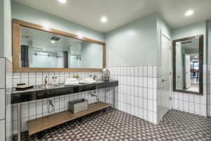 Nashville Honky Tonk Suite 6 BR by Maddox Hotel