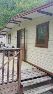 BUNGALO 2 SOBE I MALI D,BORAVAK S KUHINJOM I terasa