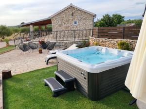 Holiday home Juli with JACUZZI 