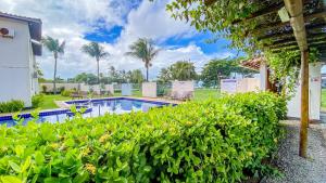 Aptos em condominio frente mar na praia de Taperapuã, atravessou a rua está na praia, aptos com 2 quartos com ar condicionado, internet privativa 300MBPS, 1 vaga de garagem, acomodam até 6 pessoas