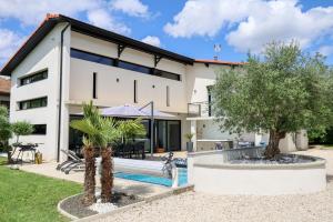 Villas Villa Lumiere - Confort, spa, piscine & babyfoot : Villa avec Piscine Privée