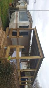 Mobil-home rénové tout confort, terrasse couverte, climatisation, arrivée autonome