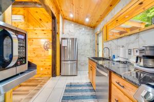 2 Mi to the Island in Pigeon Forge Serene Escape