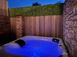 Hot tub on the Yorkshire Wolds Oak Cottage