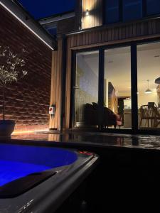 Hot tub on the Yorkshire Wolds Oak Cottage