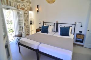 Twin Room with Balcony room in Axilleion Guest House