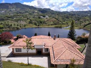 CASA CAMPESTRE MONTECARLO Guatapé- desayuno a pareja