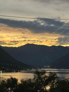 Sea and Mountain View - Cozy Pool Flat - Sleeps 6