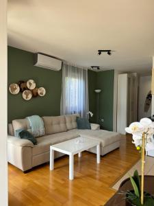 Sea and Mountain View - Cozy Pool Flat - Sleeps 6