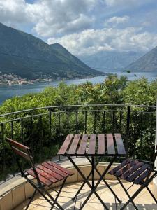 Sea and Mountain View - Cozy Pool Flat - Sleeps 6