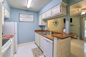 Walk to Padre Beach Studio with Hot Tub Access