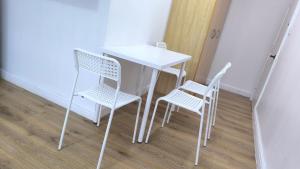 4 pers studio style room Near South Wimledon station R3