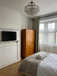 Ealing ,South Ealing, ,Richmond park ,Heathrow airport,Gunnesbury park,London
