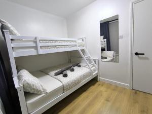 3 Persons Room, 1min walk from South Wimbledon Station