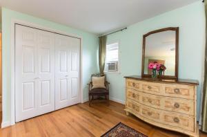 Private Green Cottage near downtown