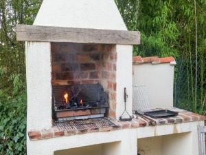 Maisons de vacances Spacious farmhouse with private heated pool in a rustic garden : photos des chambres