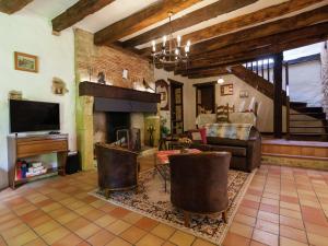 Maisons de vacances Spacious farmhouse with private heated pool in a rustic garden : photos des chambres