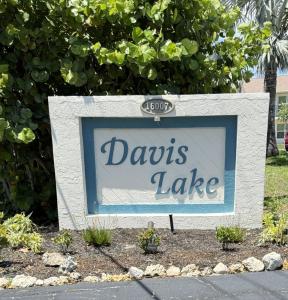 1st floor, Davis Lake View Condo, Minutes to Sanibel