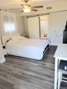 Charming 1 bed suite with AC and WiFi in Lakeland