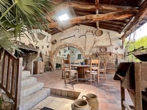 Charme Rural avec Piscine Privée et Animaux Acceptés - FR-1-496-200