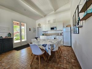 Maisons de vacances Charmante Maison au Calme, Proche Plage, Jusqu'a 6 Pers, Tout Confort - FR-1-476-190 : photos des chambres