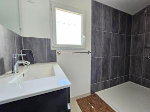 Maisons de vacances Charmante Maison au Calme, Proche Plage, Jusqu'a 6 Pers, Tout Confort - FR-1-476-190 : photos des chambres