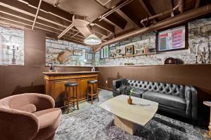 Gatsby Glam 3BR Speakeasy Retreat in Louisville